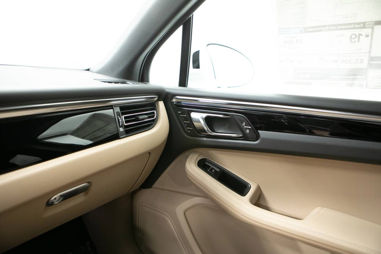 Thumbnail: 2026 Porsche Macan - 32