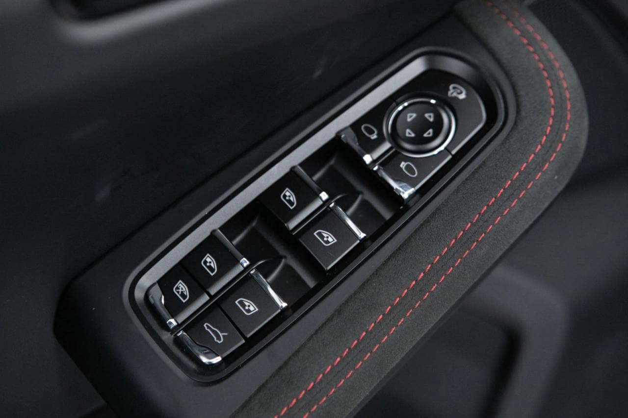 Thumbnail: 2026 Porsche Macan - 18