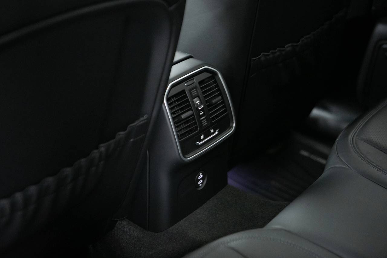 Thumbnail: 2026 Porsche Macan - 34