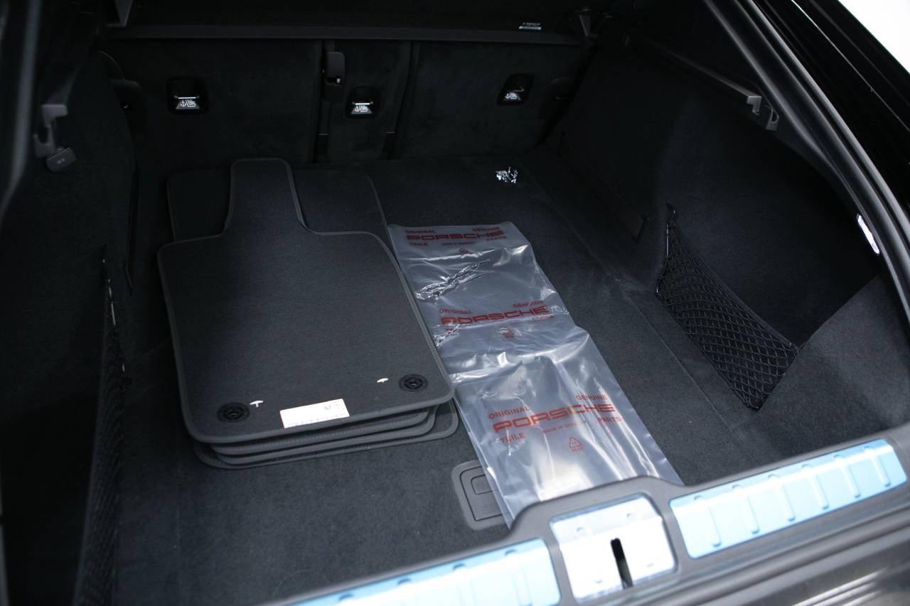 Thumbnail: 2026 Porsche Panamera - 39