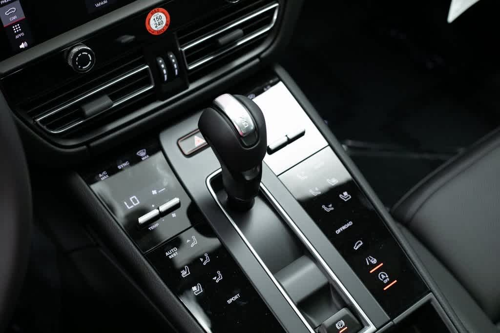 Thumbnail: 2025 Porsche Macan - 15