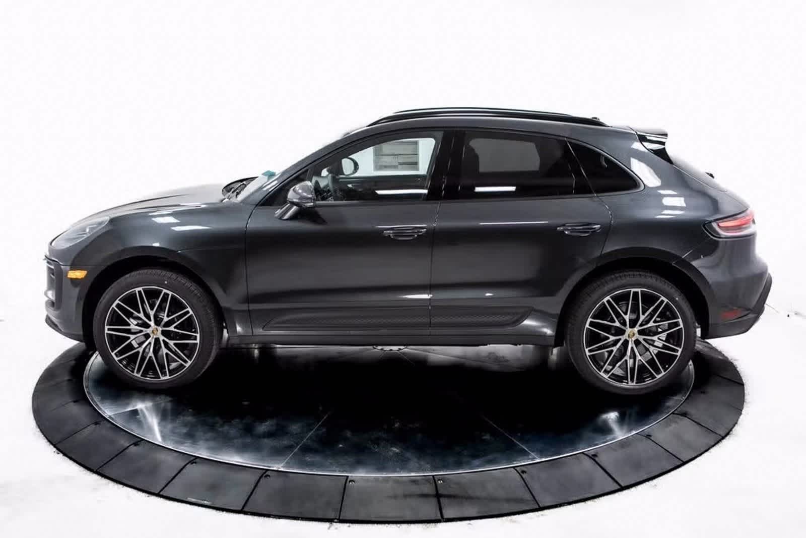 2025 Porsche Macan Base photo 2