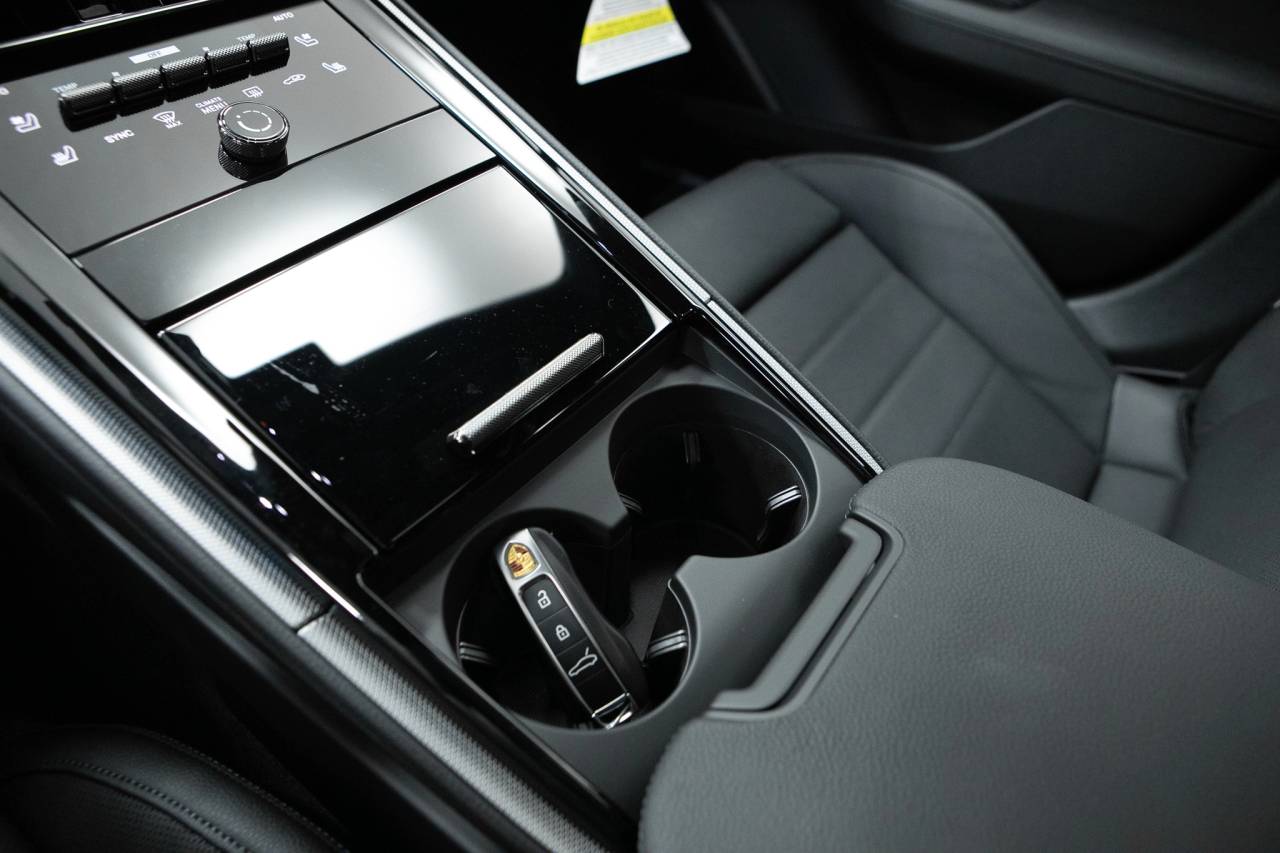 Thumbnail: 2026 Porsche Panamera - 32