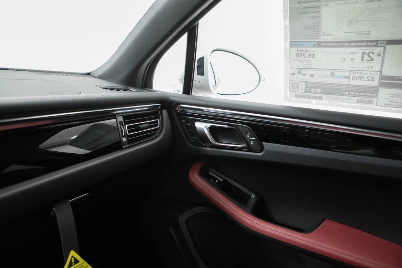 Thumbnail: 2026 Porsche Macan - 31