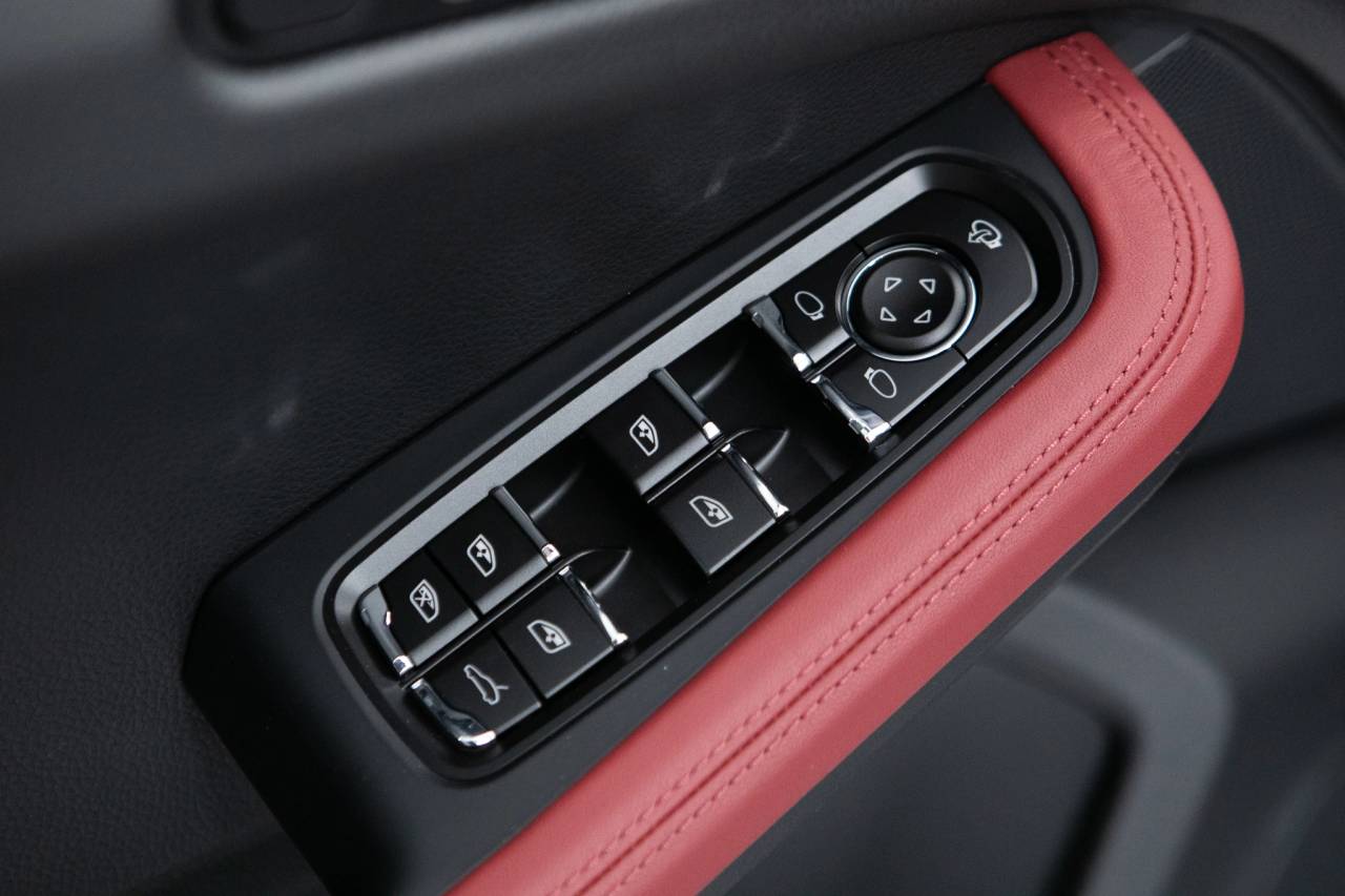 Thumbnail: 2026 Porsche Macan - 26