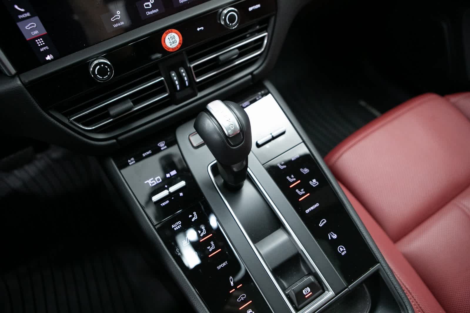 Thumbnail: 2025 Porsche Macan - 21