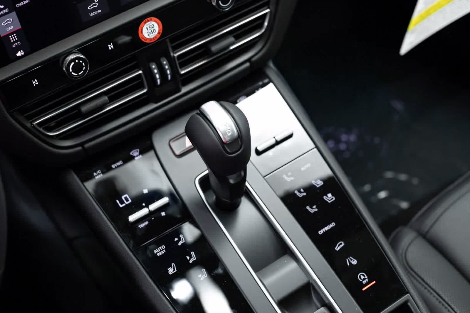 Thumbnail: 2025 Porsche Macan - 21