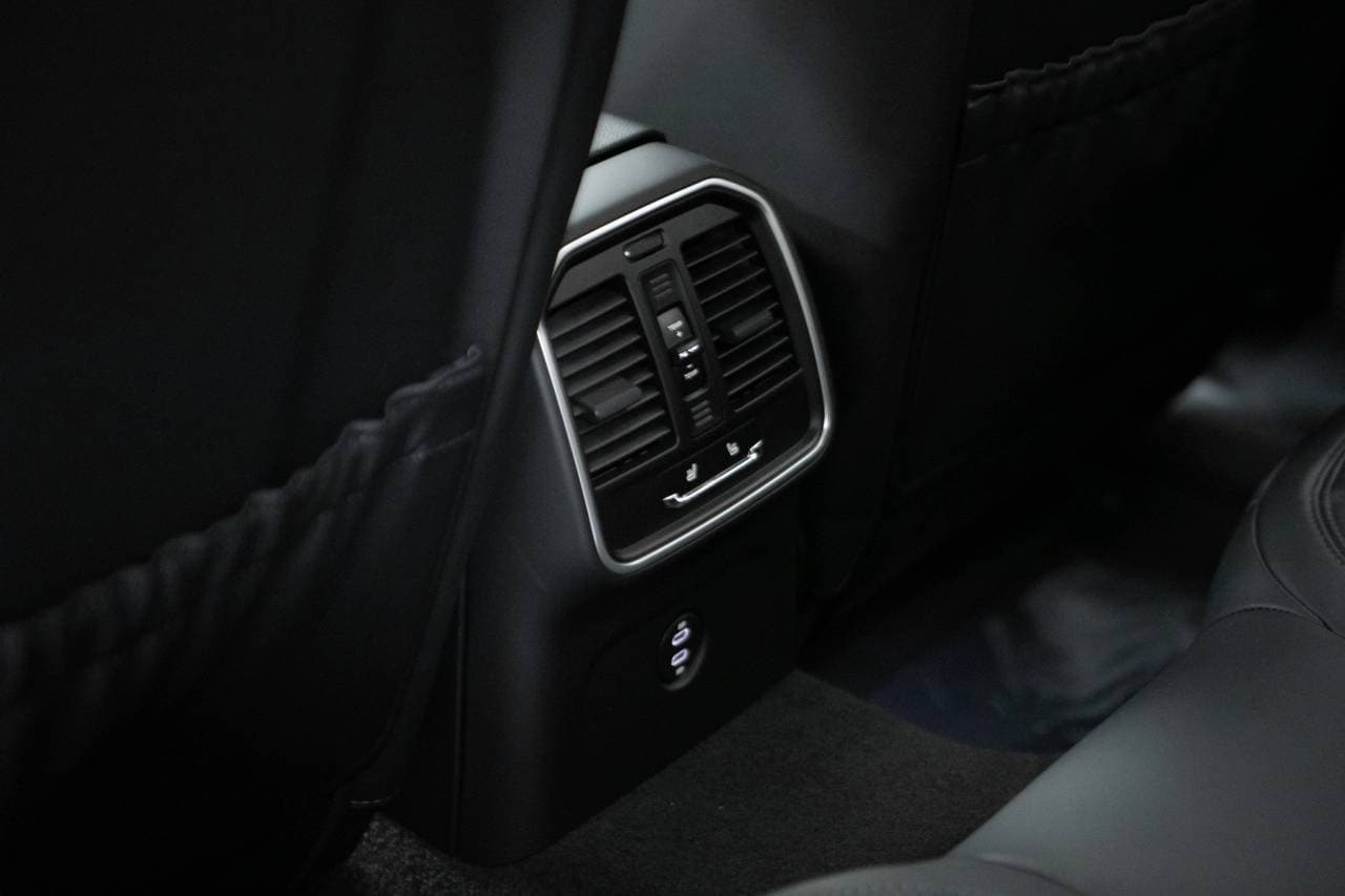 Thumbnail: 2026 Porsche Macan - 35