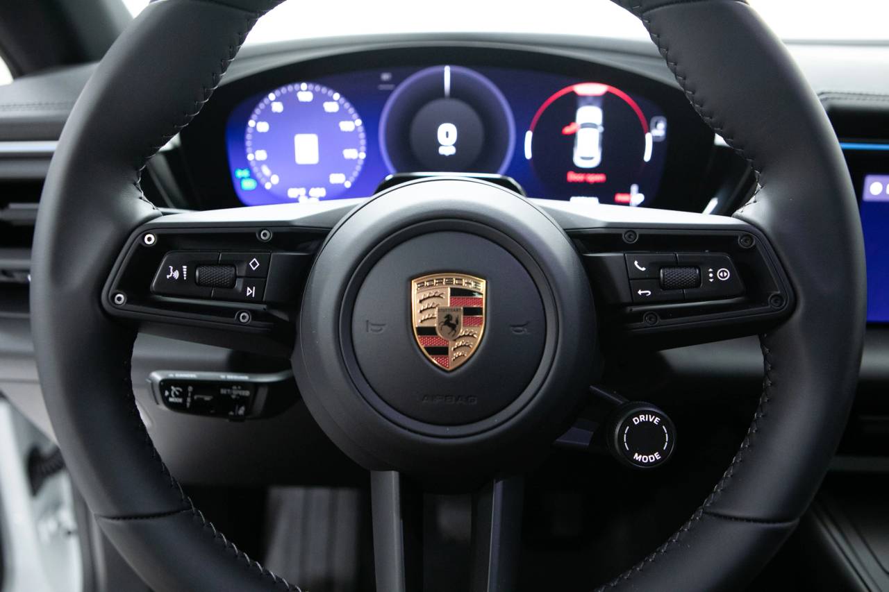 Thumbnail: 2026 Porsche Macan - 21