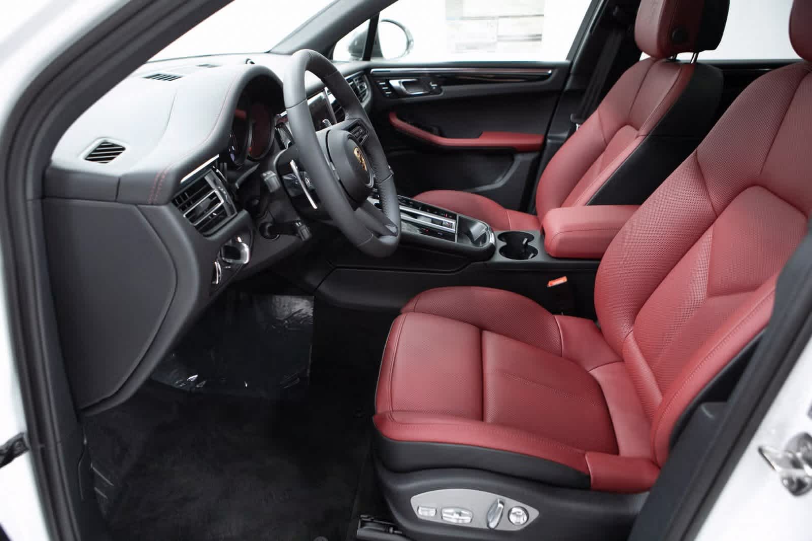 Thumbnail: 2025 Porsche Macan - 17