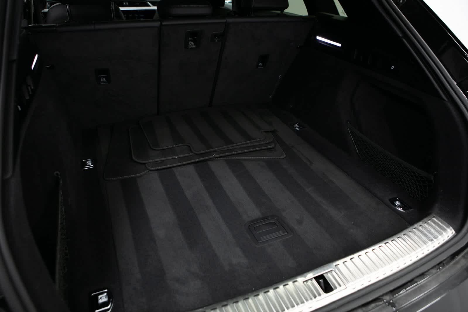 Thumbnail: 2022 Audi e-tron - 30