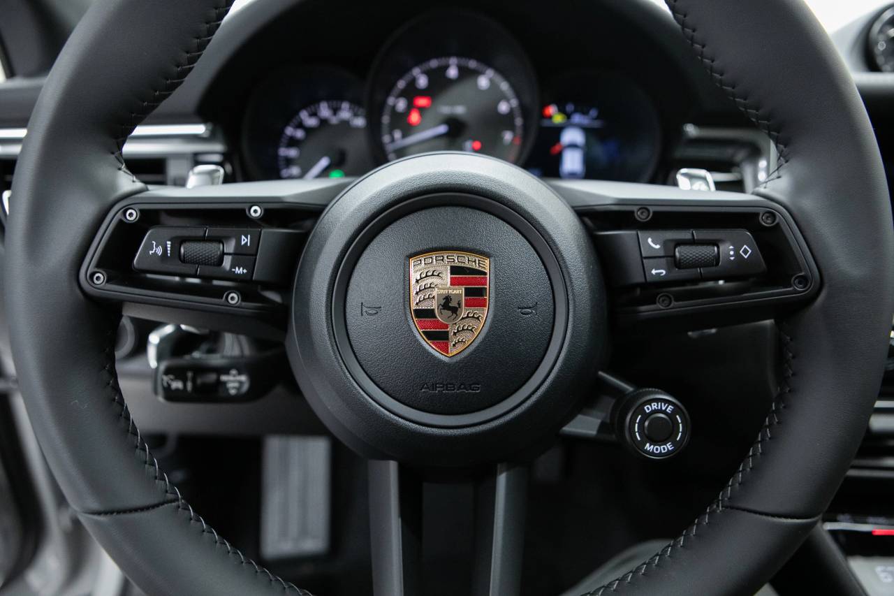 Thumbnail: 2026 Porsche Macan - 21