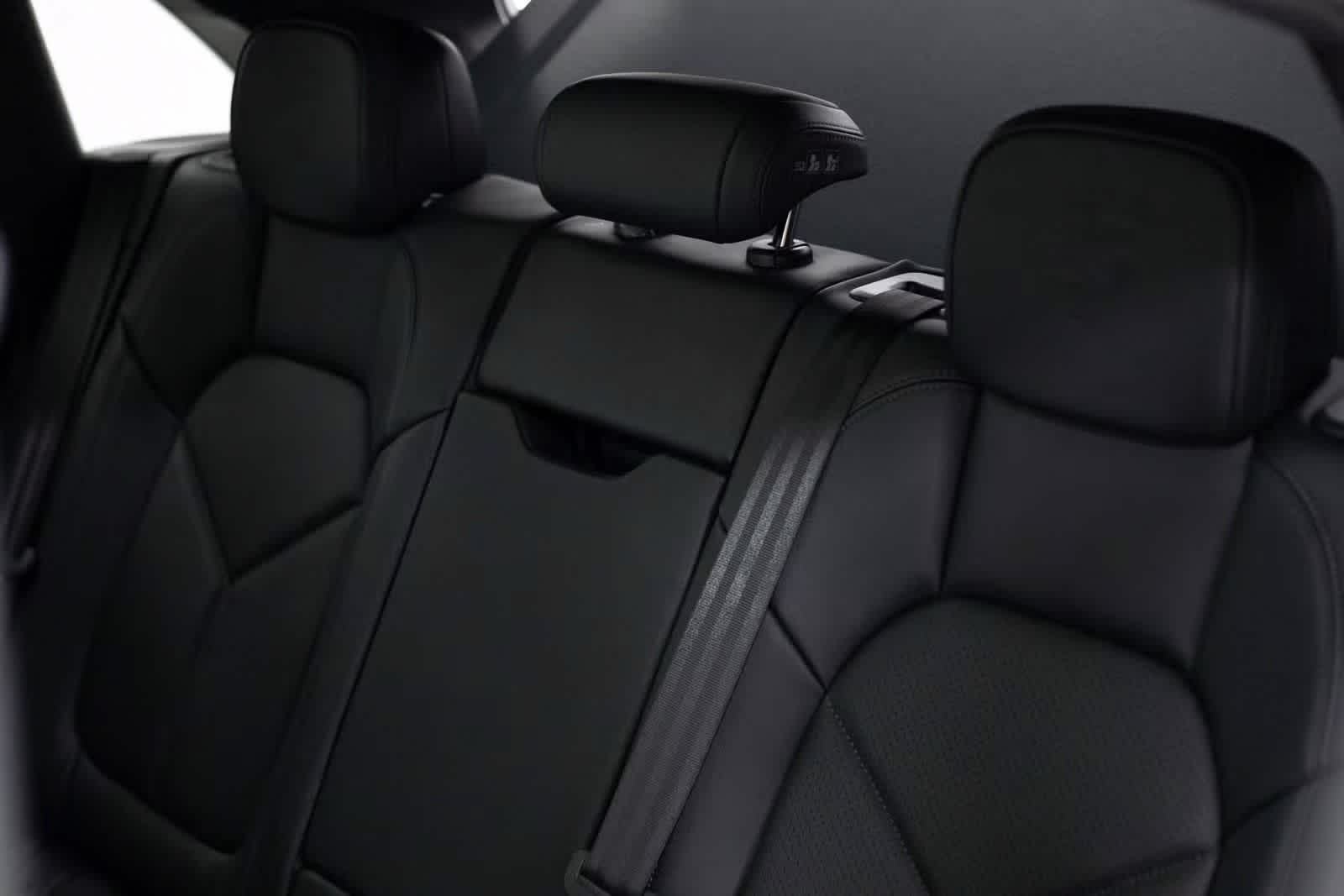 Thumbnail: 2025 Porsche Macan - 30