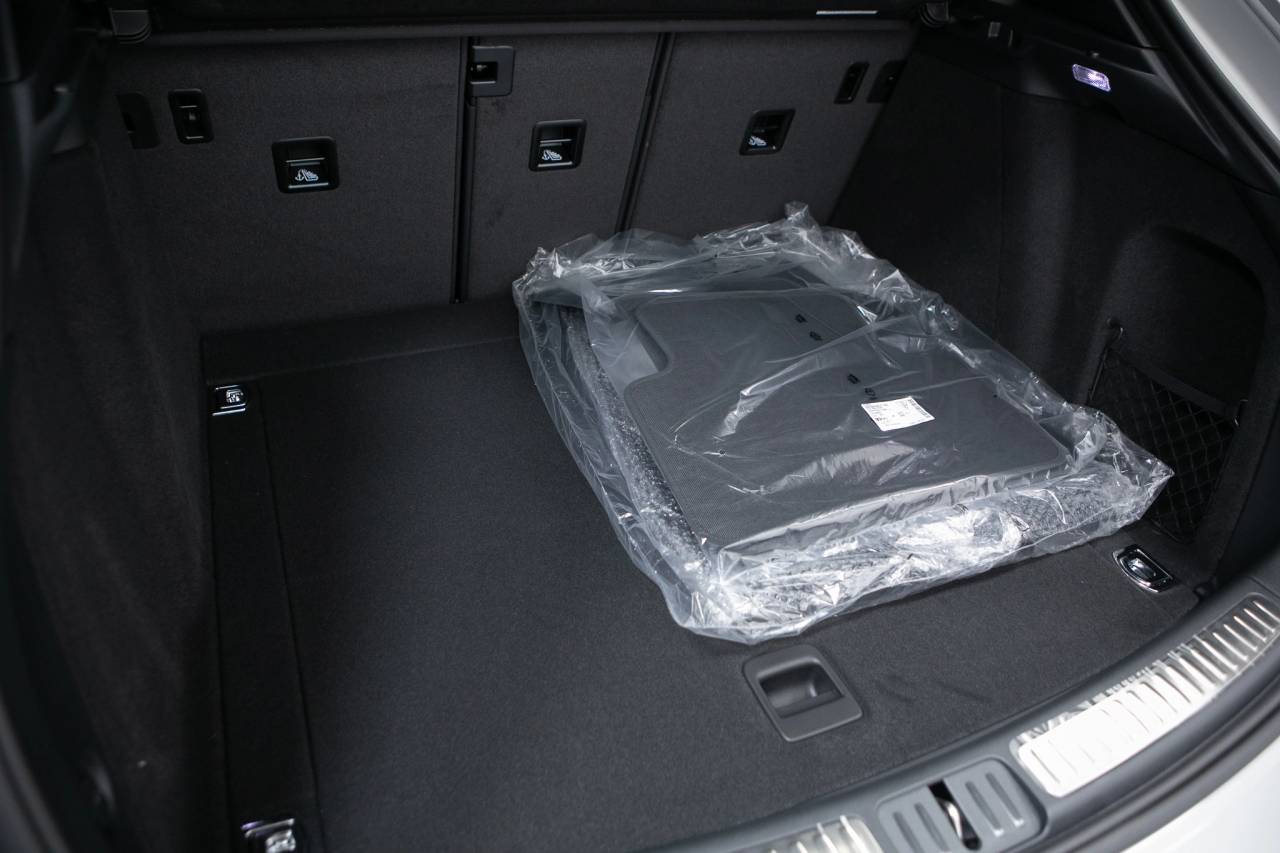 Thumbnail: 2026 Porsche Macan - 38