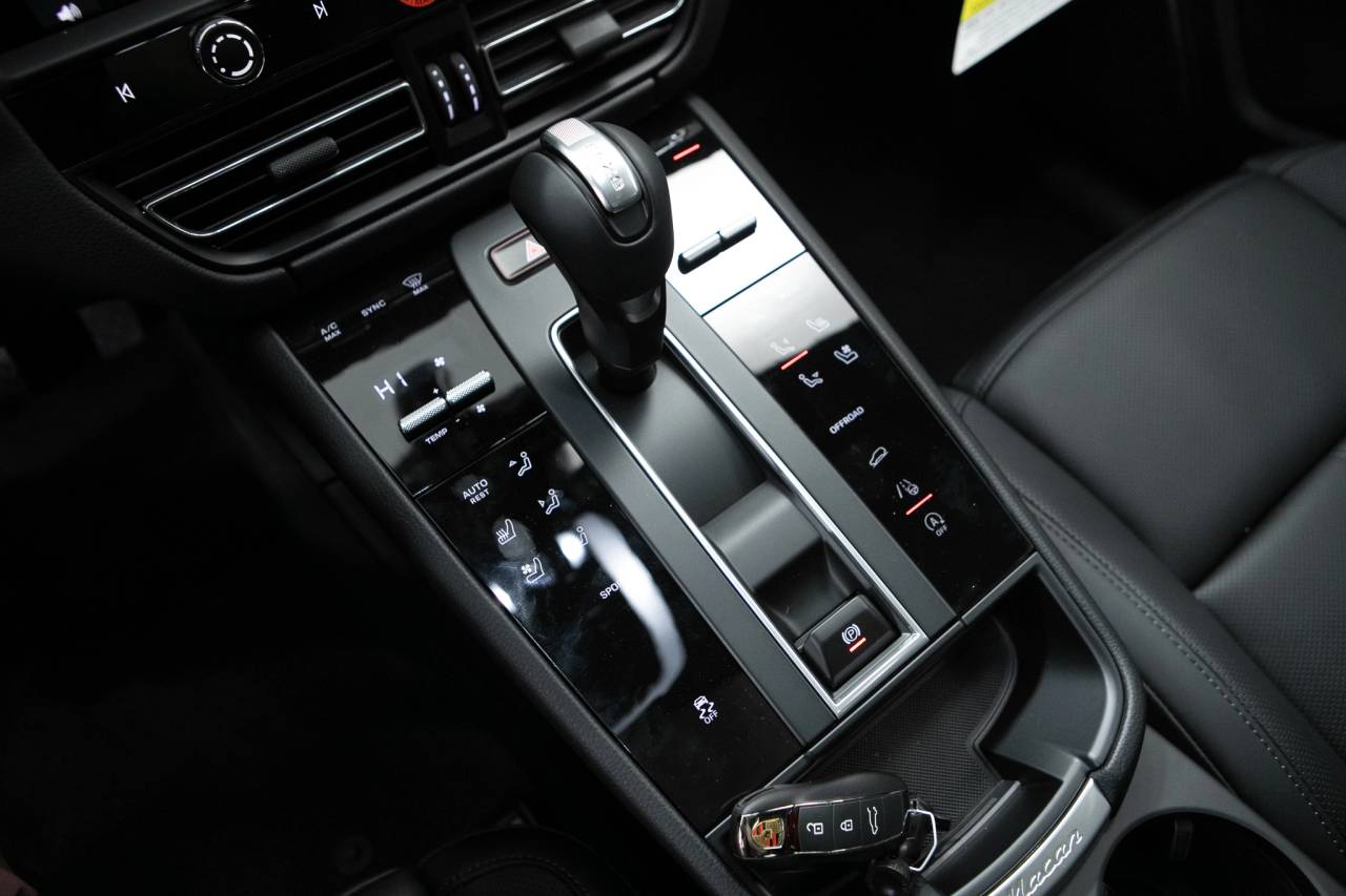 Thumbnail: 2026 Porsche Macan - 27