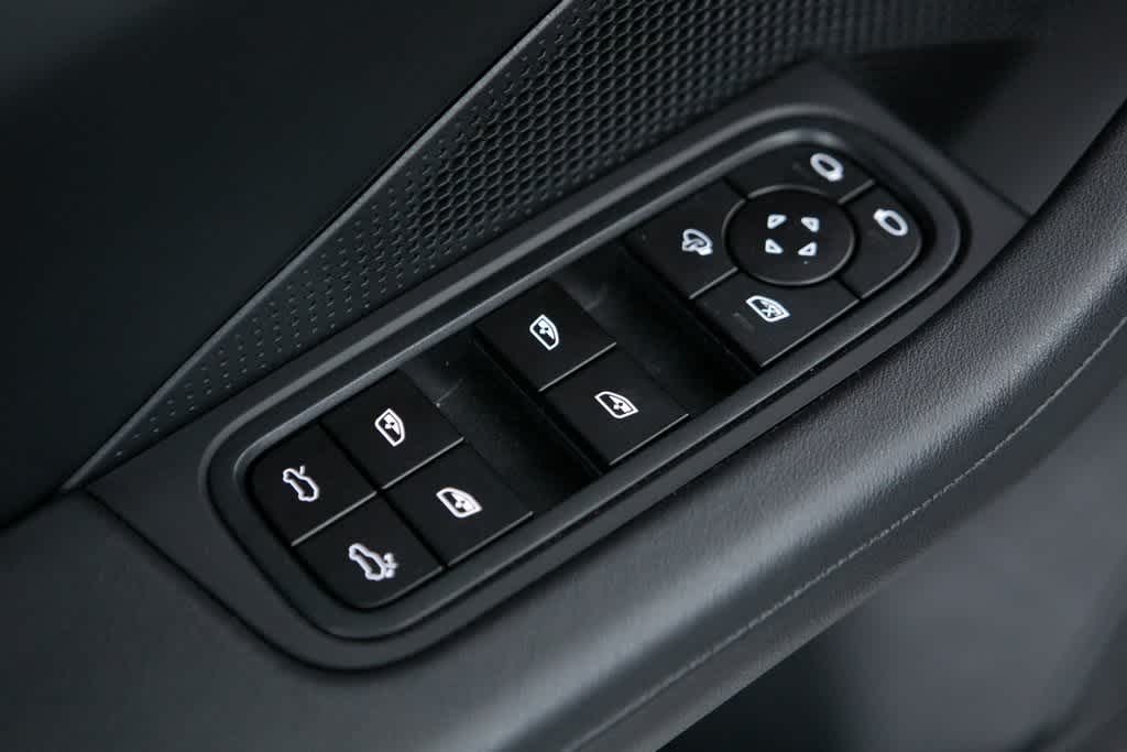 Thumbnail: 2025 Porsche Macan - 18