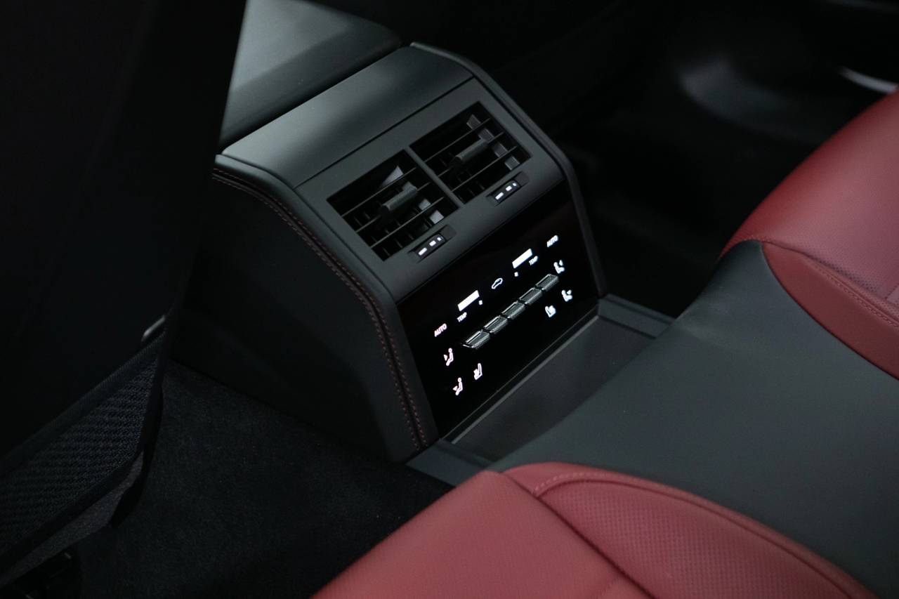 Thumbnail: 2026 Porsche Panamera - 35