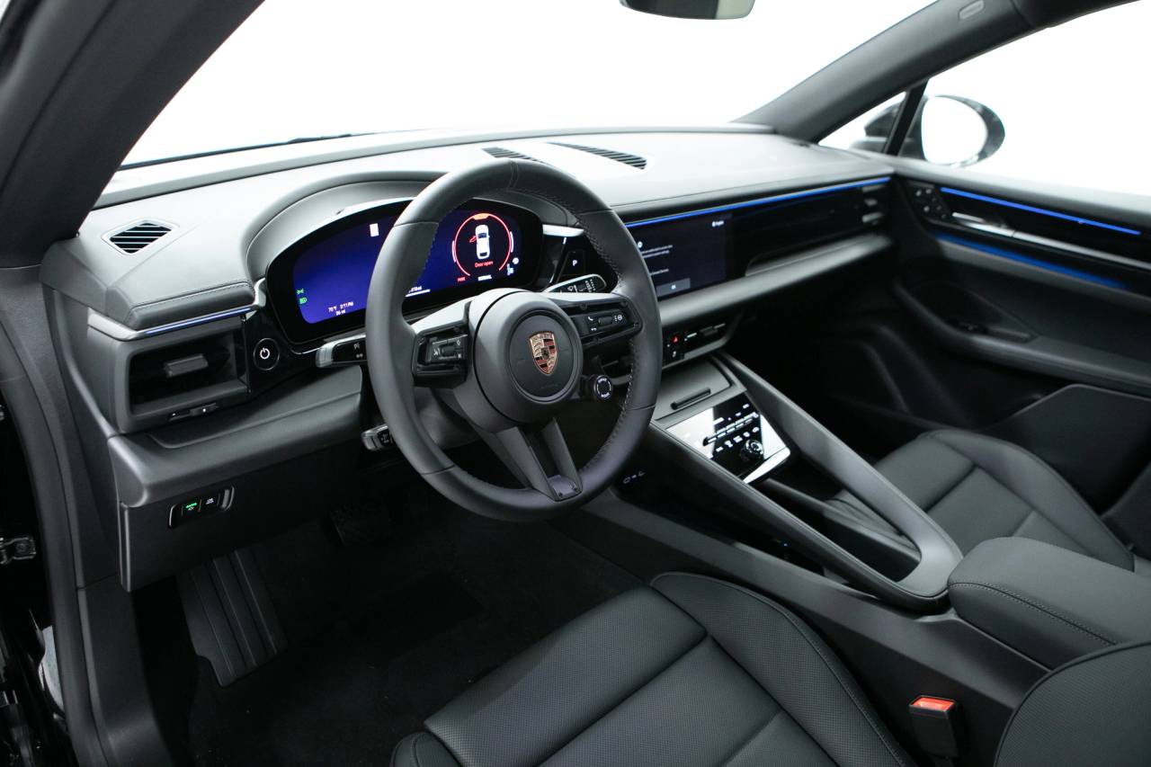 2025 Porsche Macan Electric 4 photo 4