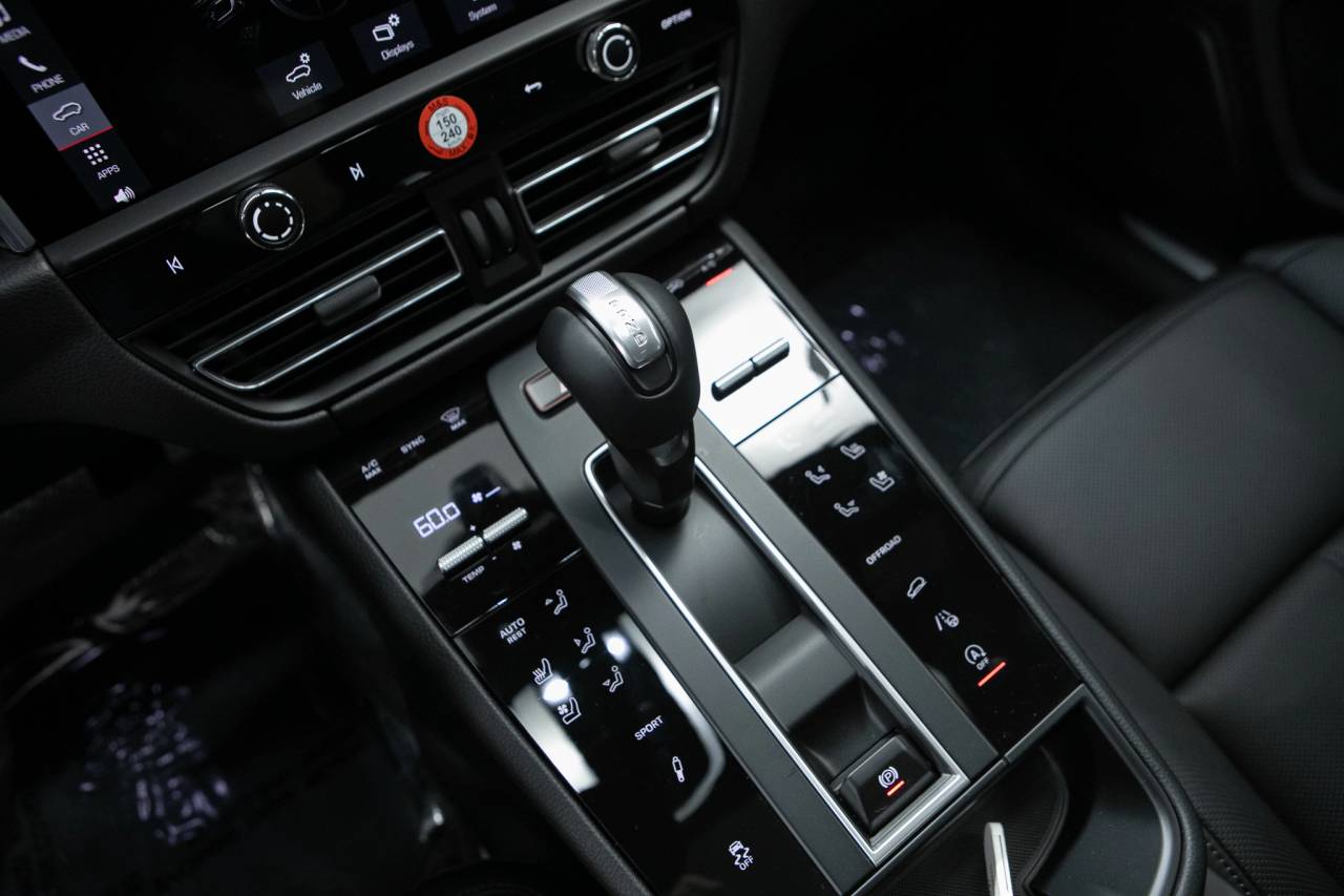 Thumbnail: 2026 Porsche Macan - 29