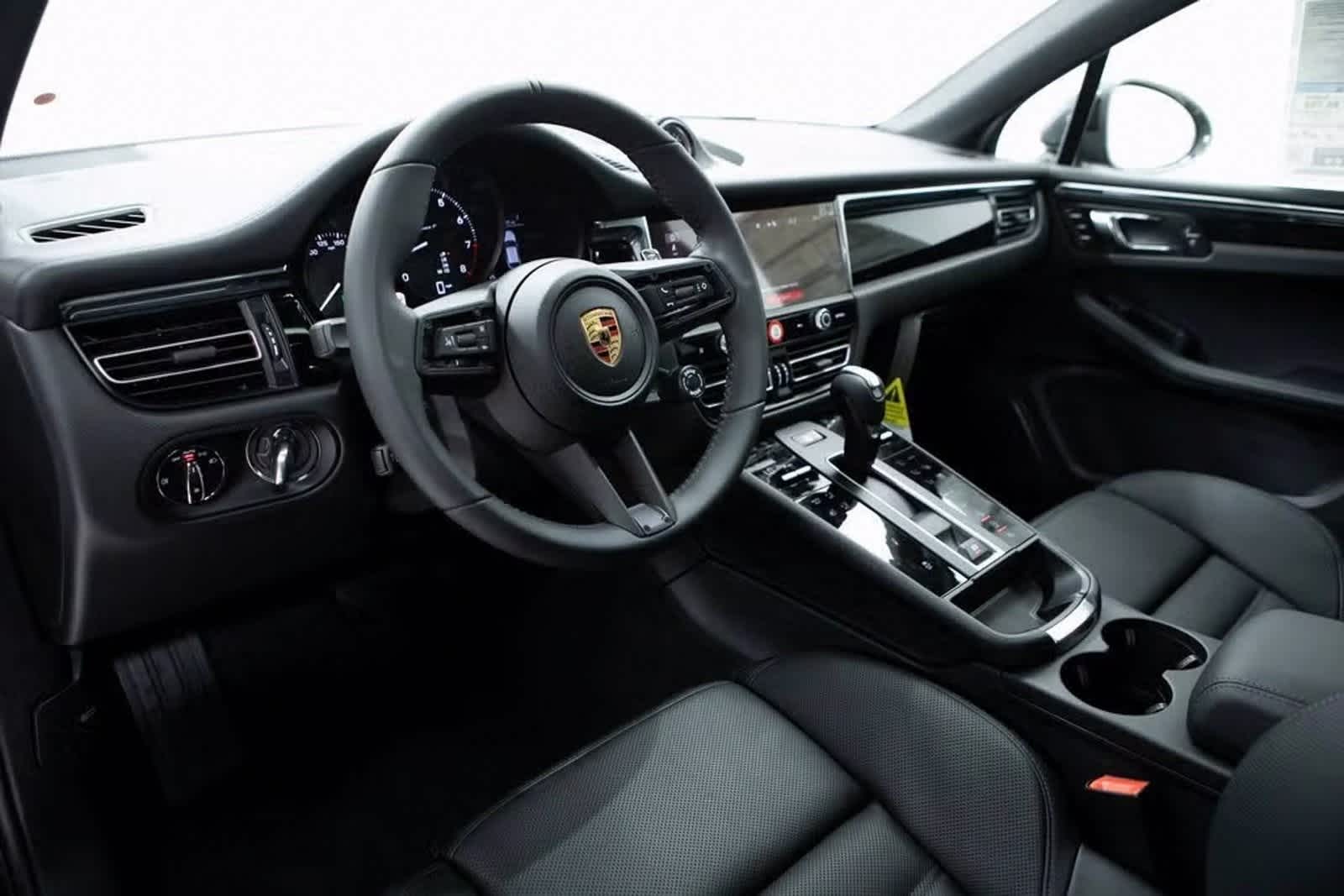 2025 Porsche Macan T photo 4