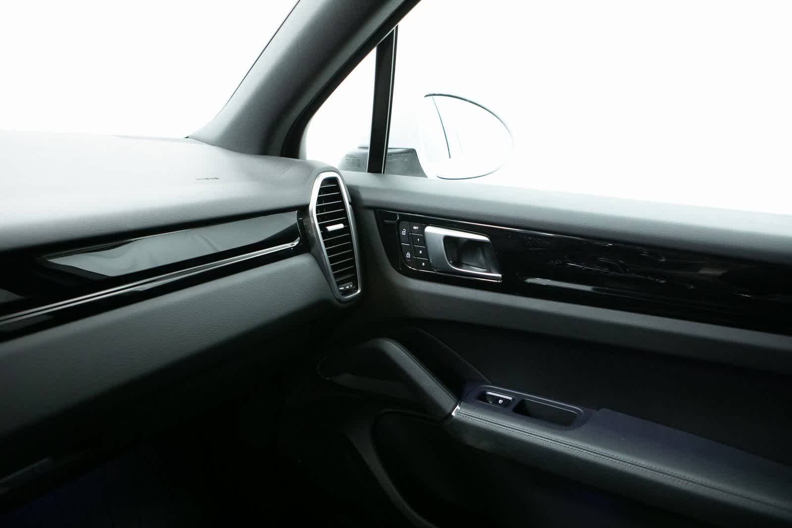 Thumbnail: 2022 Porsche Cayenne - 24