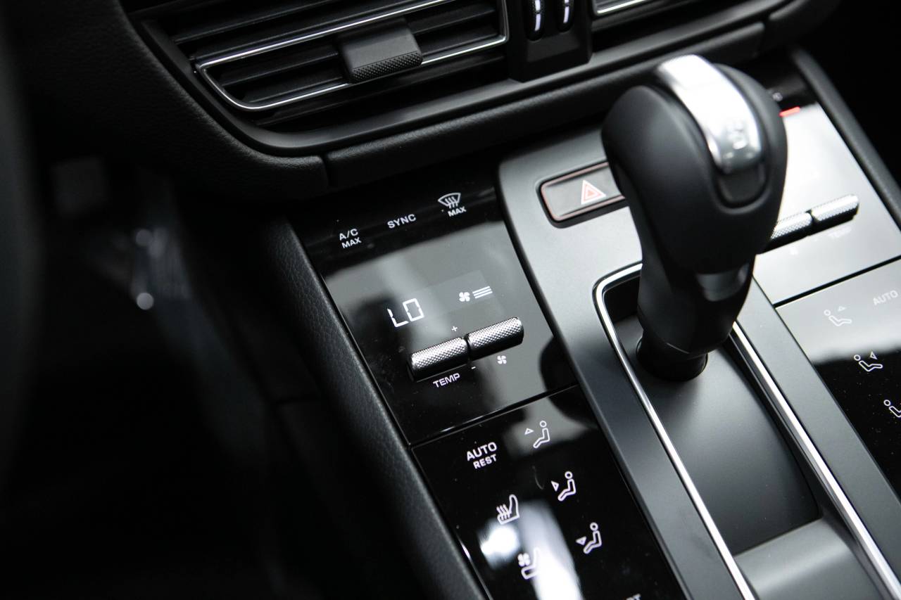 Thumbnail: 2026 Porsche Macan - 27