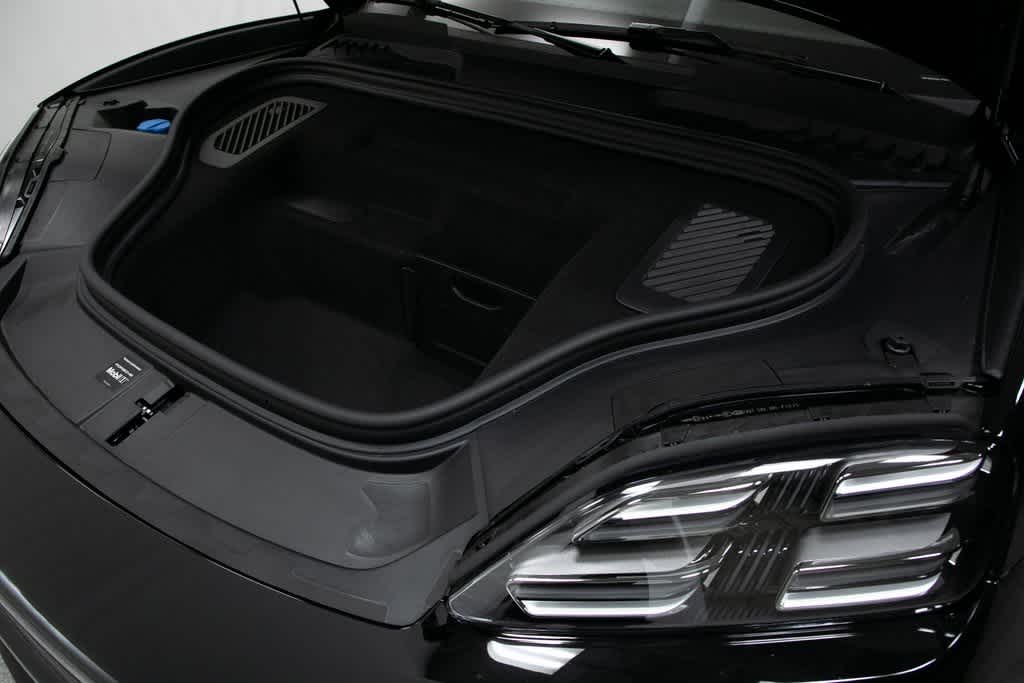 Thumbnail: 2025 Porsche Macan - 32