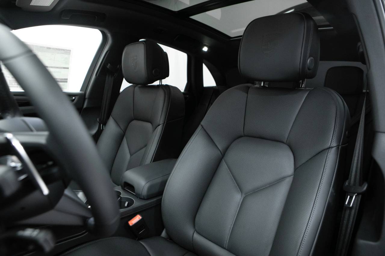 Thumbnail: 2026 Porsche Macan - 5