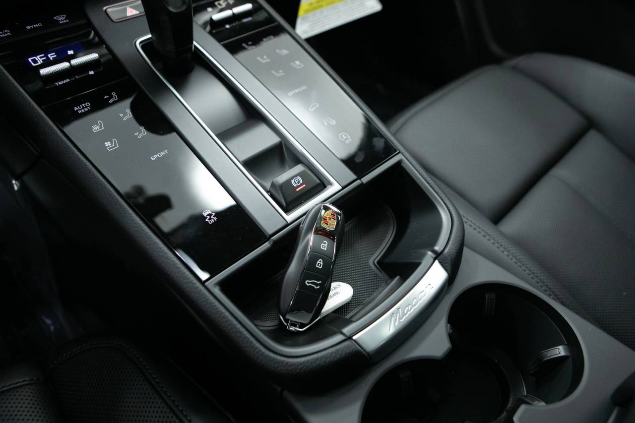 Thumbnail: 2026 Porsche Macan - 32