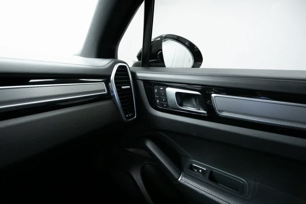 Thumbnail: 2022 Porsche Cayenne - 23