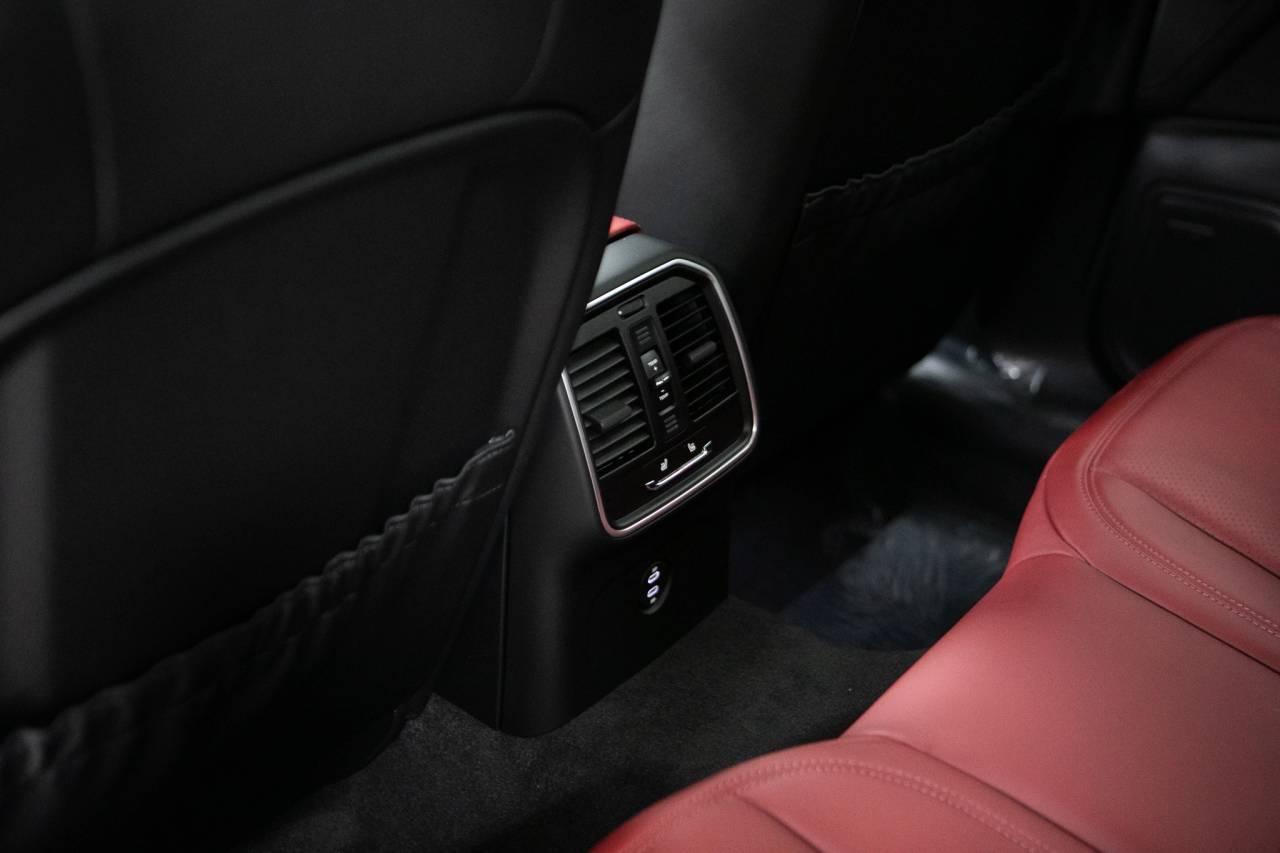 Thumbnail: 2026 Porsche Macan - 35