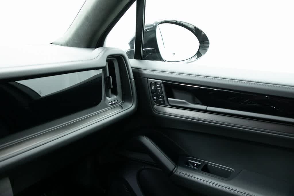 Thumbnail: 2025 Porsche Cayenne - 25