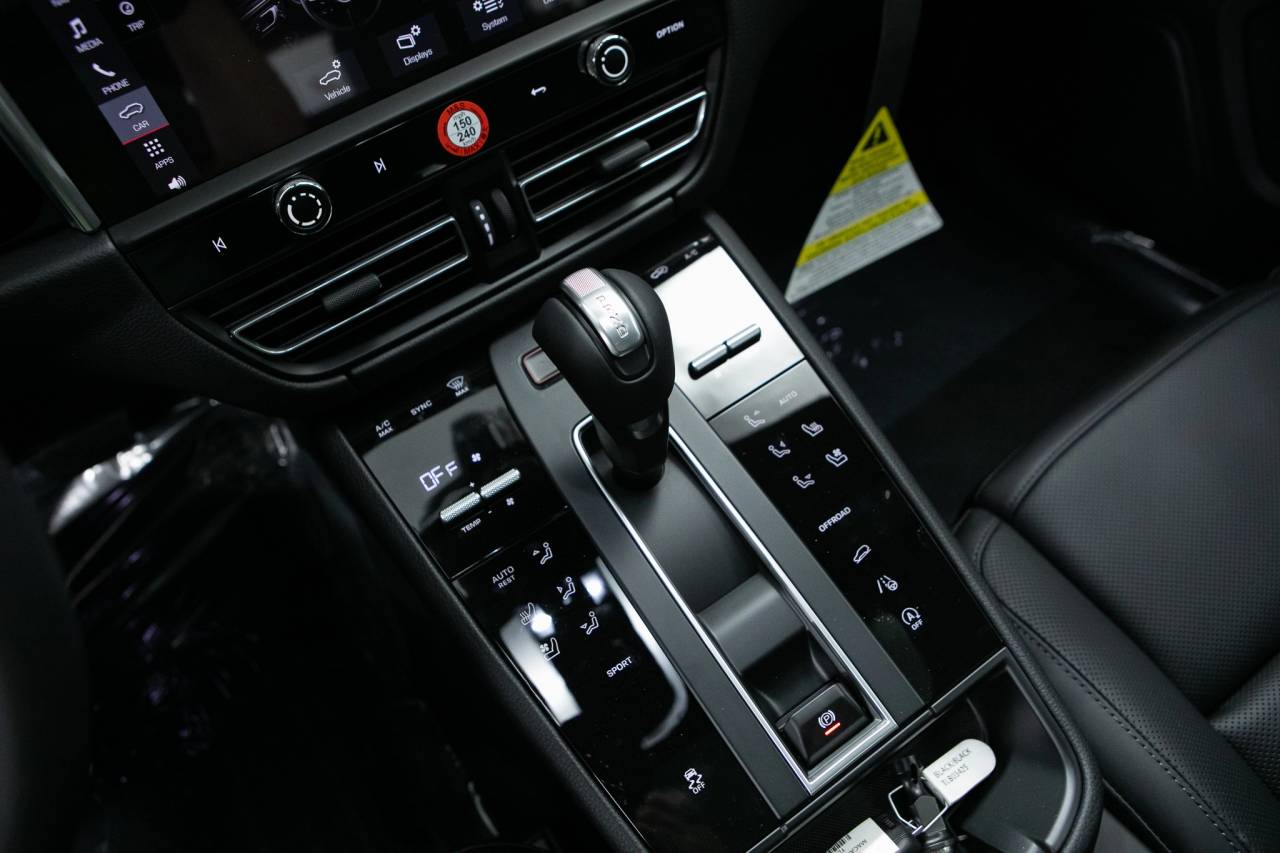 Thumbnail: 2026 Porsche Macan - 28