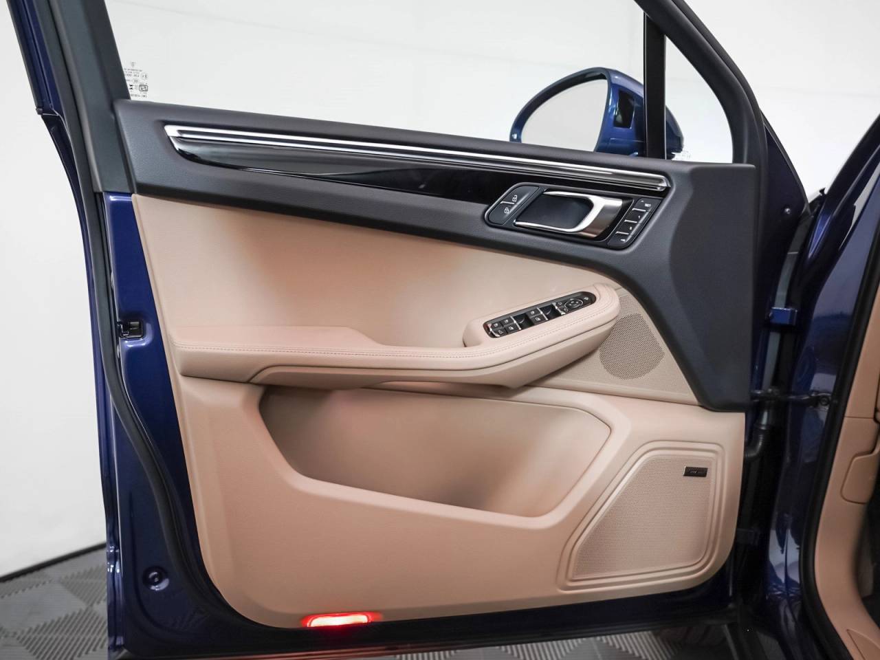 Thumbnail: 2025 Porsche Macan - 25