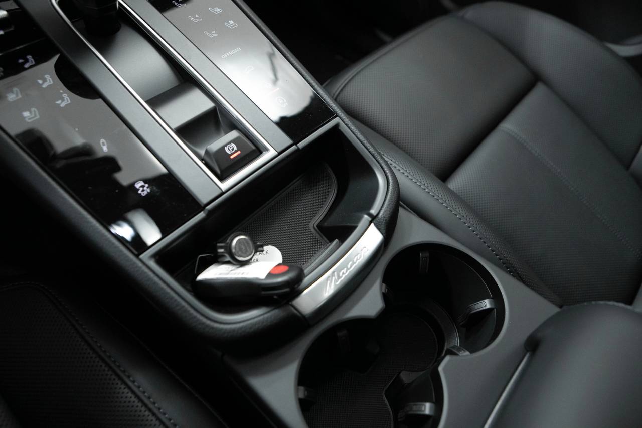 Thumbnail: 2026 Porsche Macan - 29