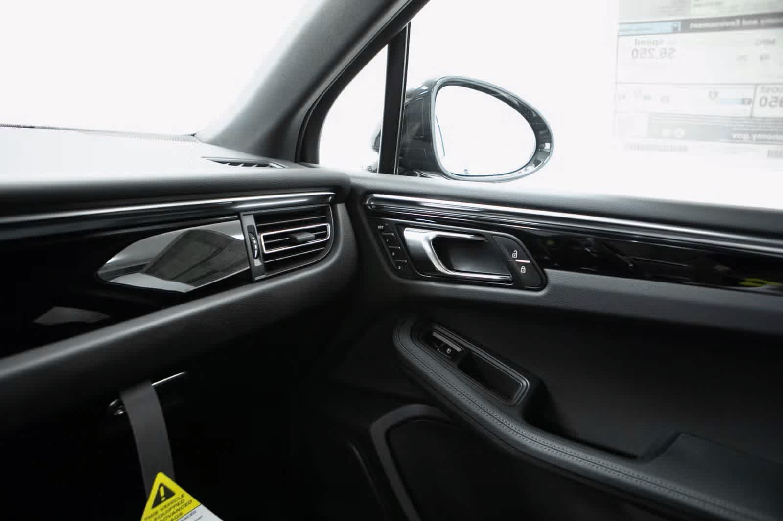 Thumbnail: 2026 Porsche Macan - 32