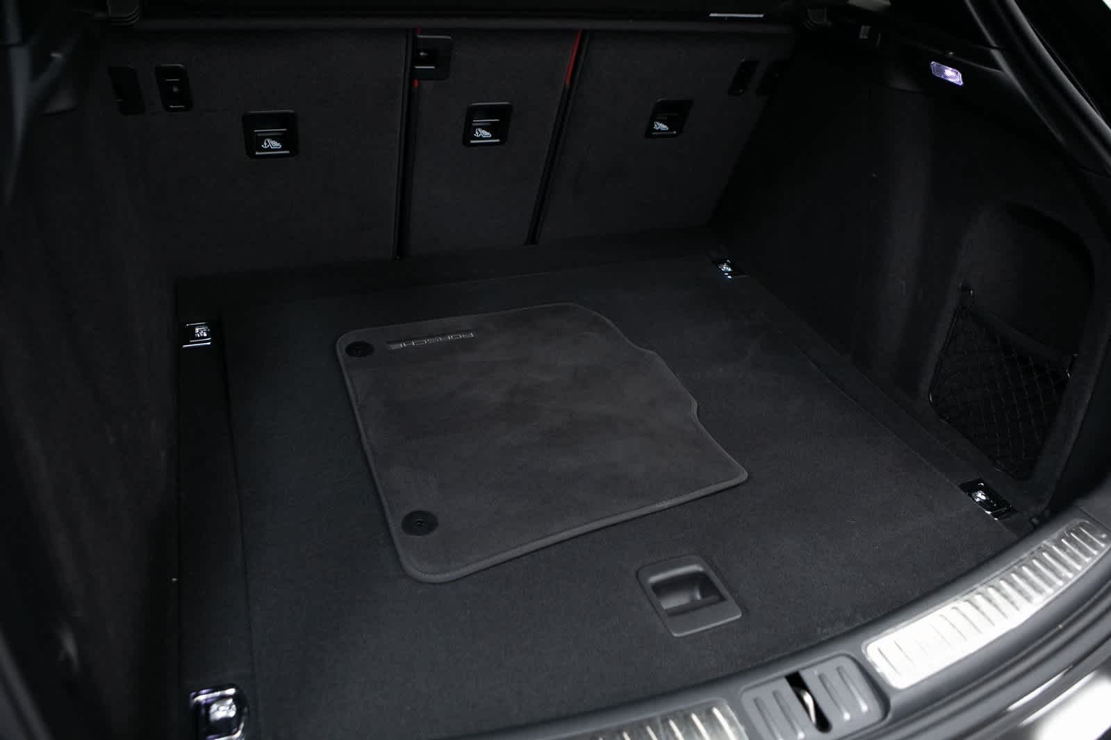 Thumbnail: 2025 Porsche Macan - 32