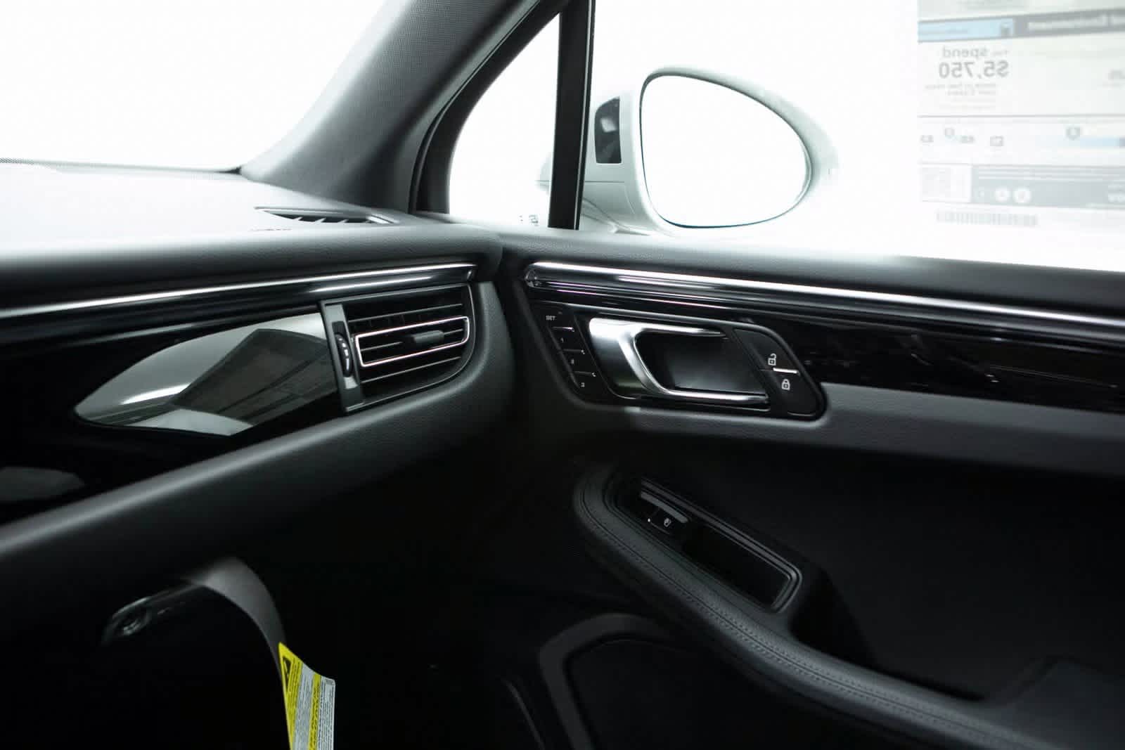 Thumbnail: 2025 Porsche Macan - 23