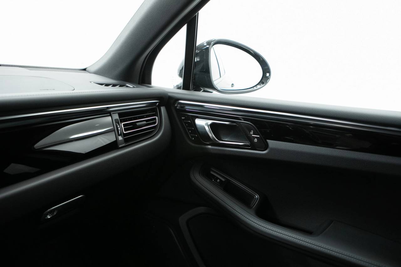 Thumbnail: 2026 Porsche Macan - 32