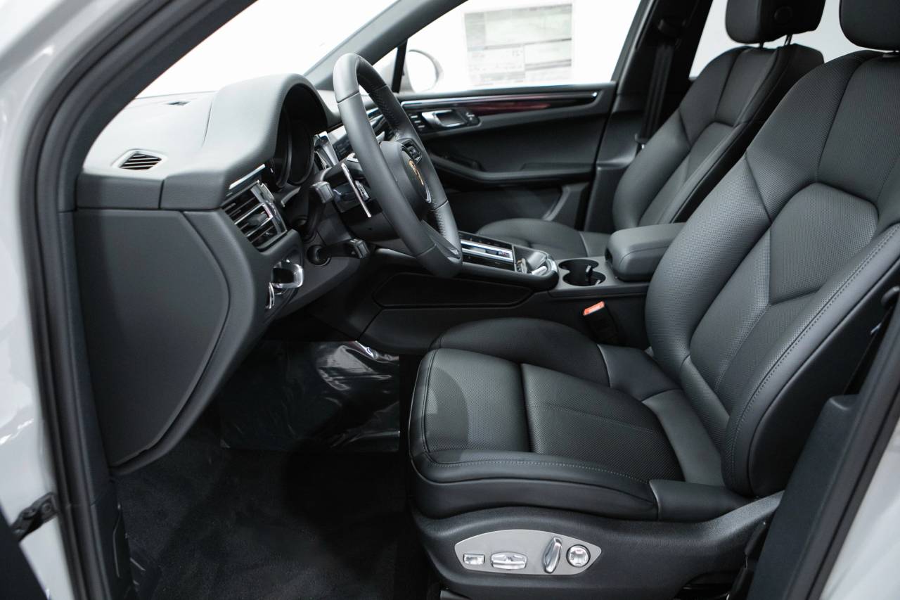 Thumbnail: 2026 Porsche Macan - 21