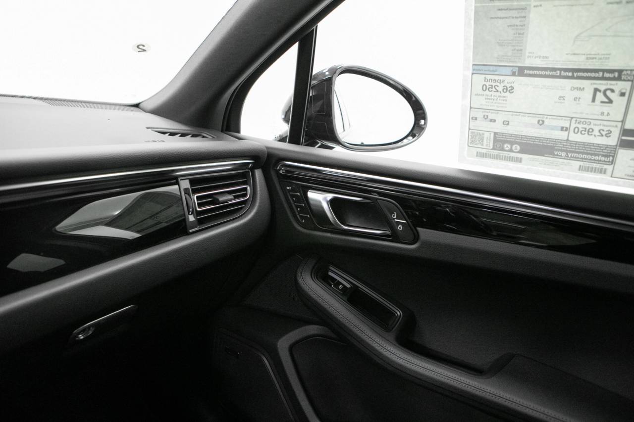 Thumbnail: 2026 Porsche Macan - 33
