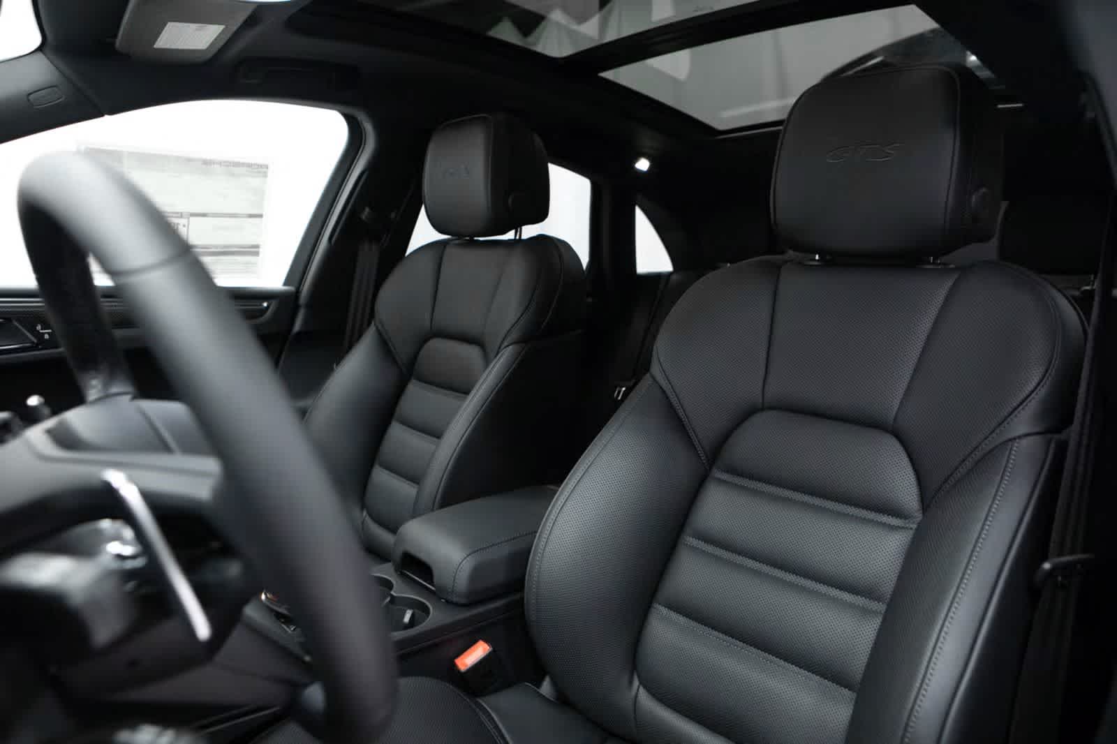 Thumbnail: 2026 Porsche Macan - 5