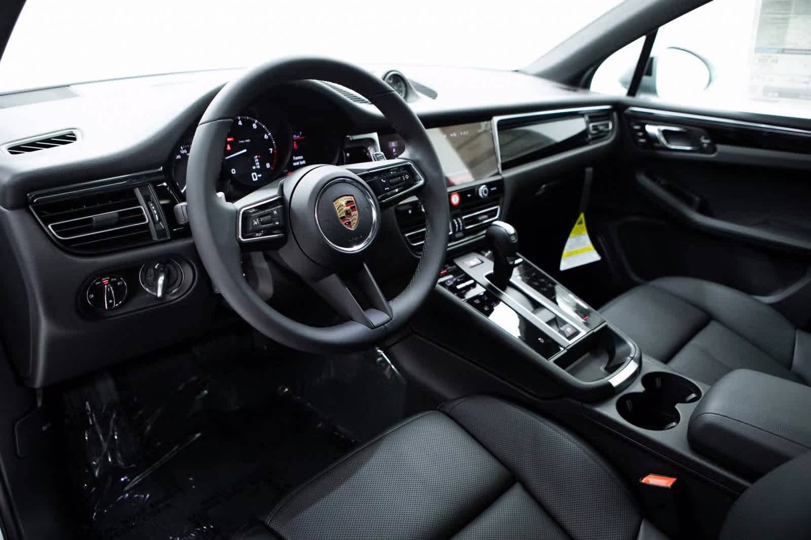 2025 Porsche Macan Base photo 4