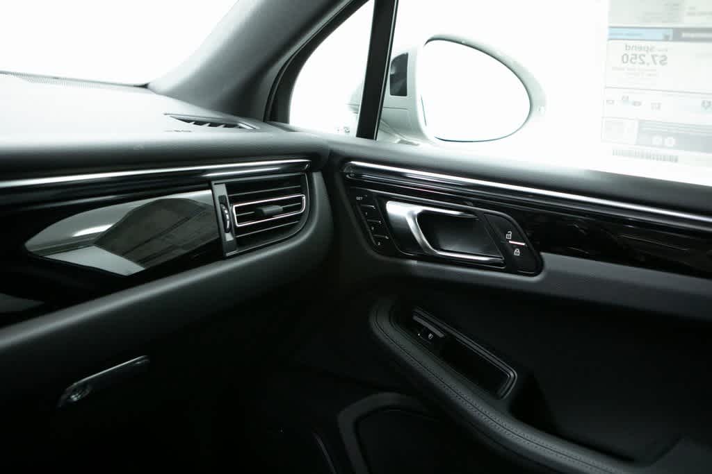 Thumbnail: 2025 Porsche Macan - 29