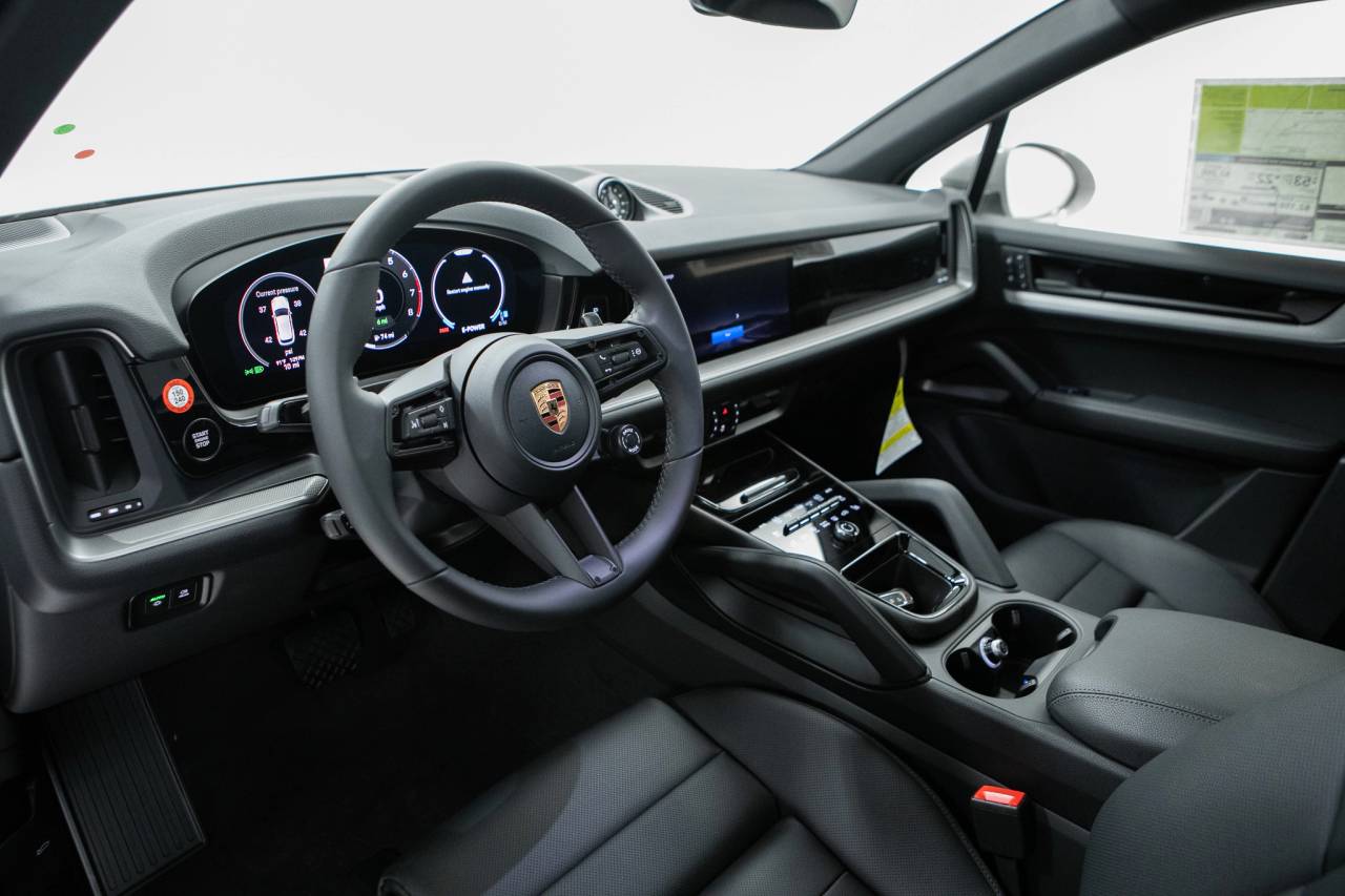 2026 Porsche Cayenne E-Hybrid photo 3