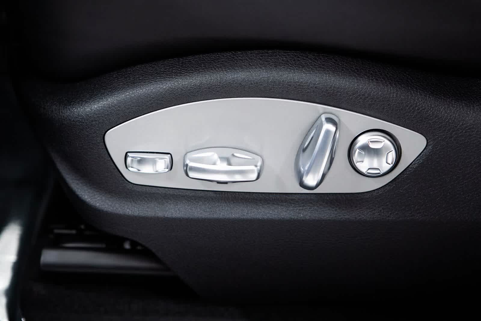 Thumbnail: 2025 Porsche Macan - 19