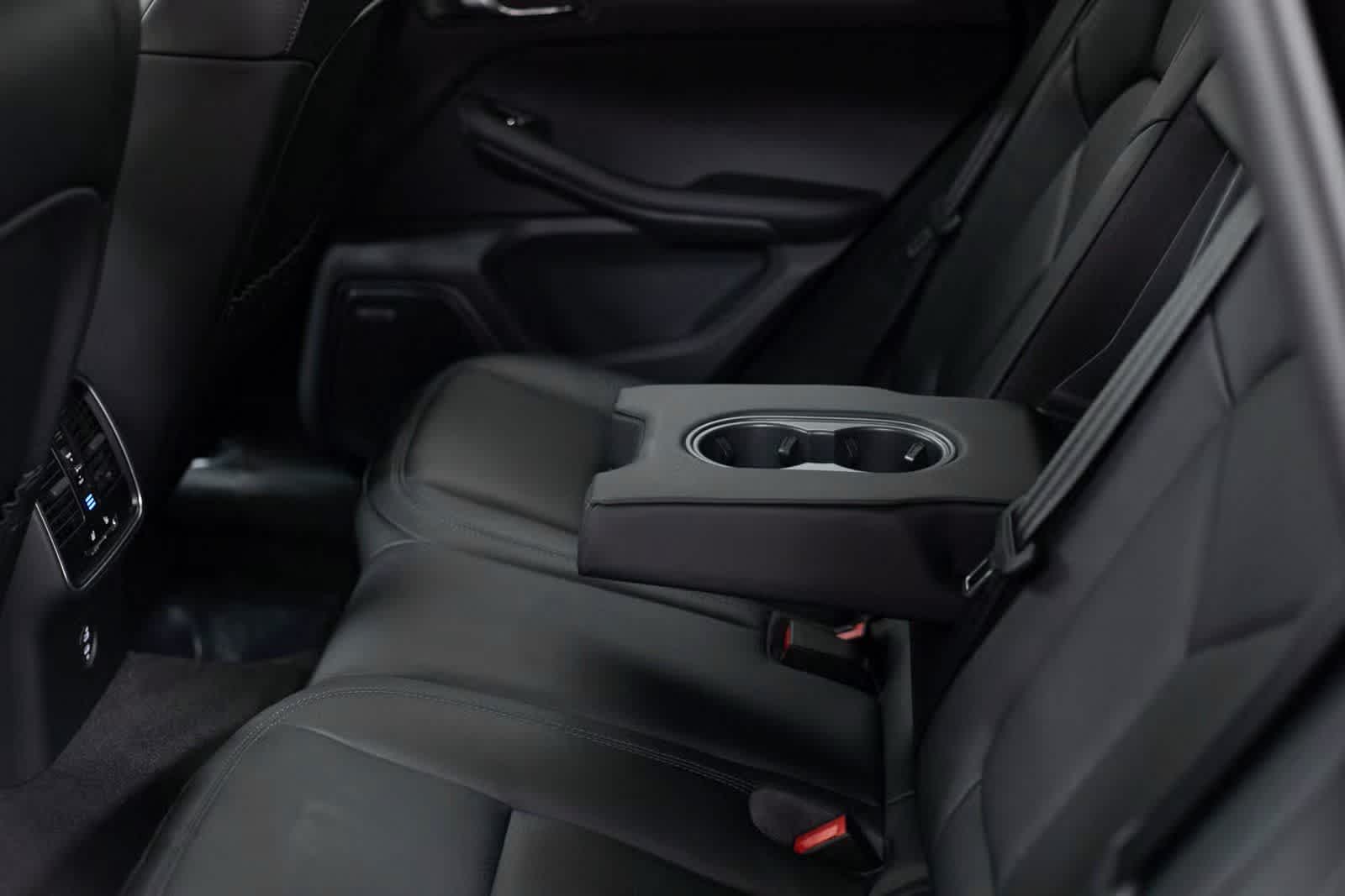 Thumbnail: 2025 Porsche Macan - 28