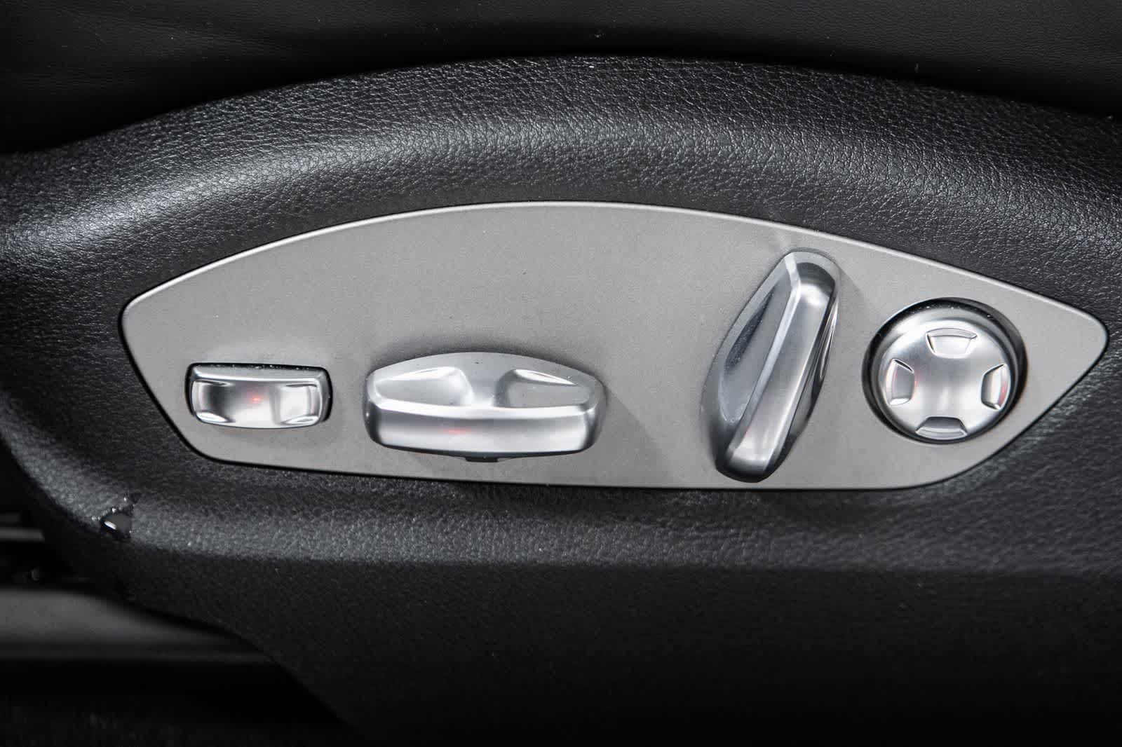 Thumbnail: 2026 Porsche Macan - 23