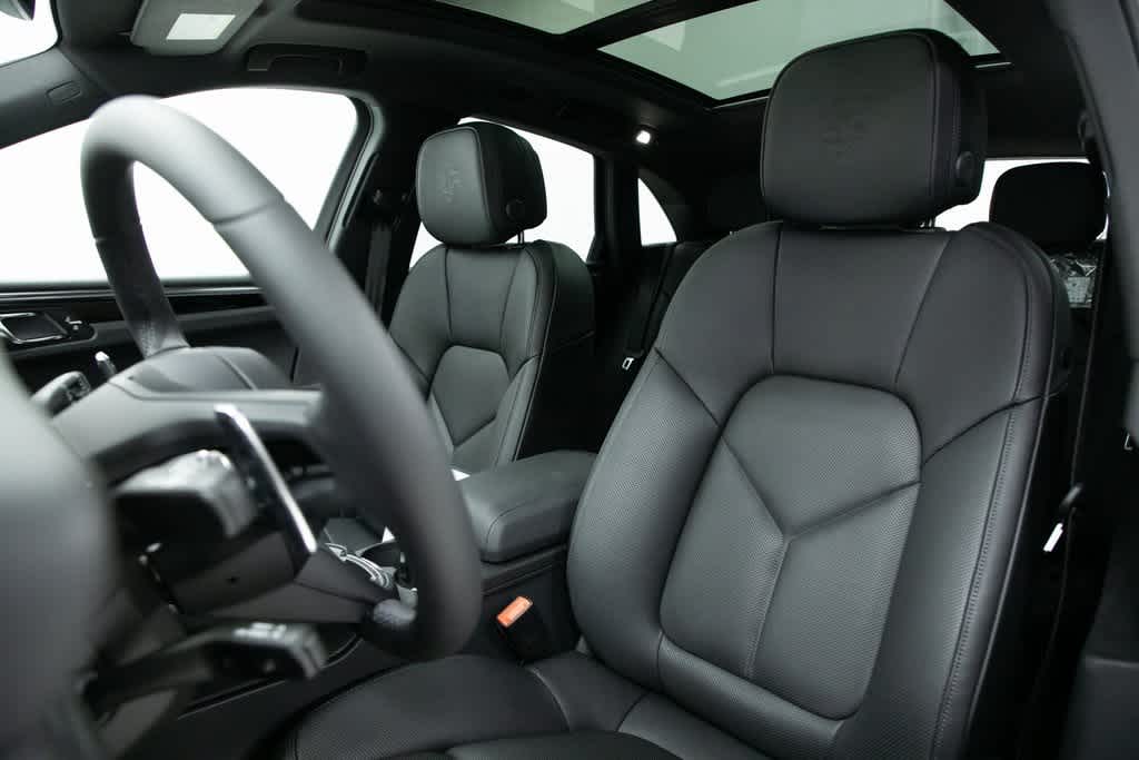 Thumbnail: 2025 Porsche Macan - 5