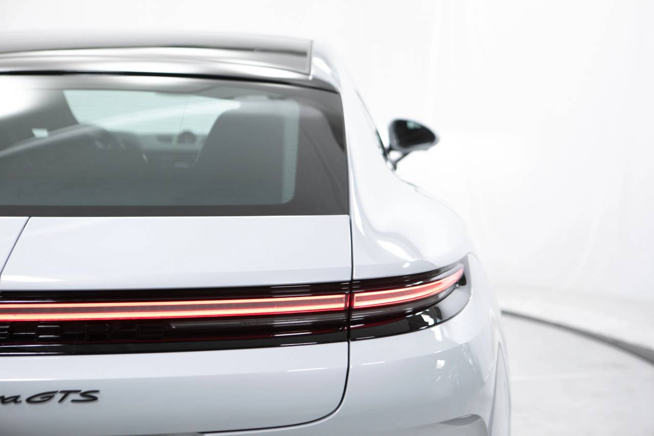 Thumbnail: 2026 Porsche Panamera - 18